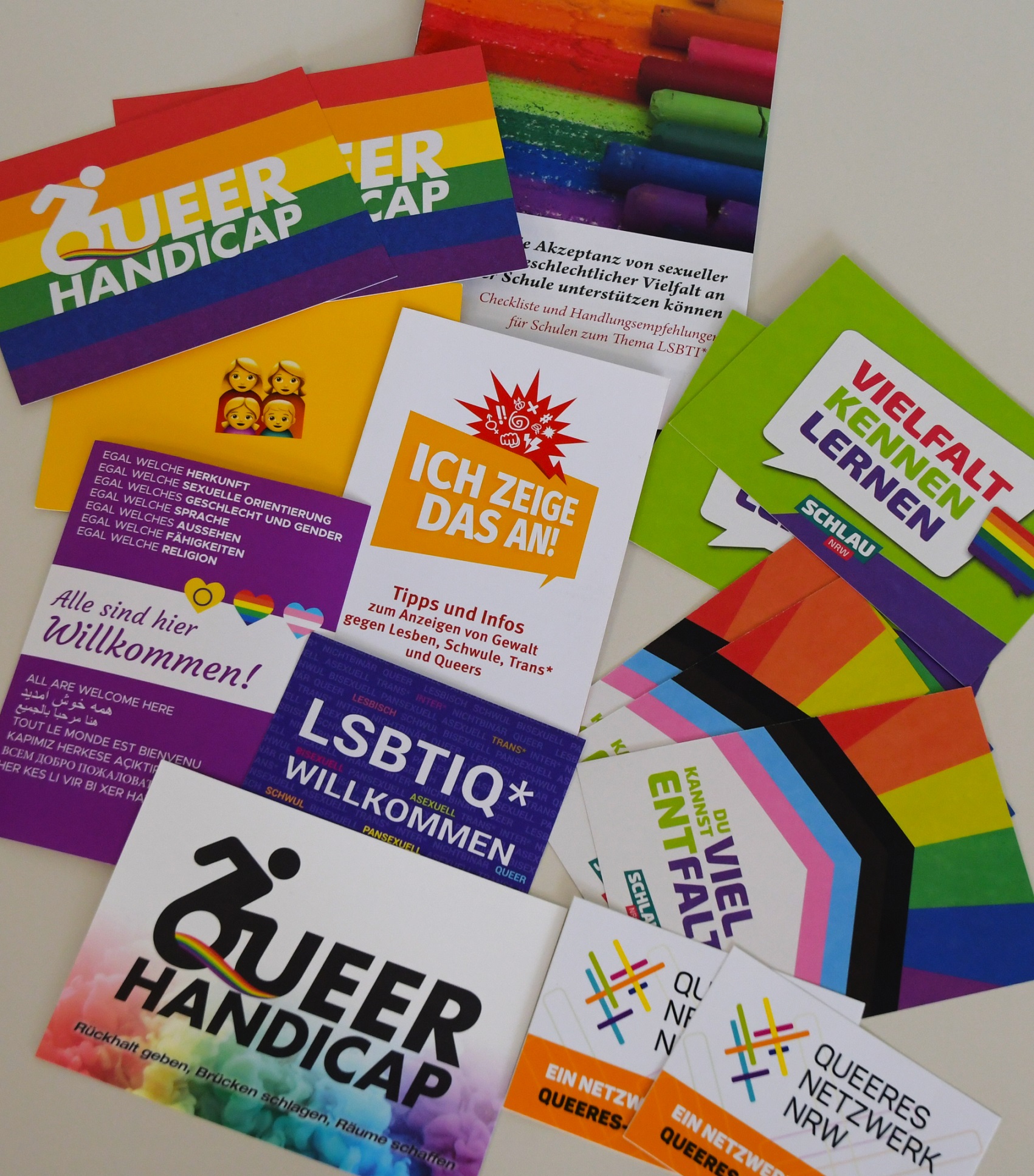 Mit Regenbogenfarben für mehr Toleranz und Respekt: Info-Material kann auf Wunsch über die Gleichstellungsbeauftragten zur Verfügung gestellt werden.