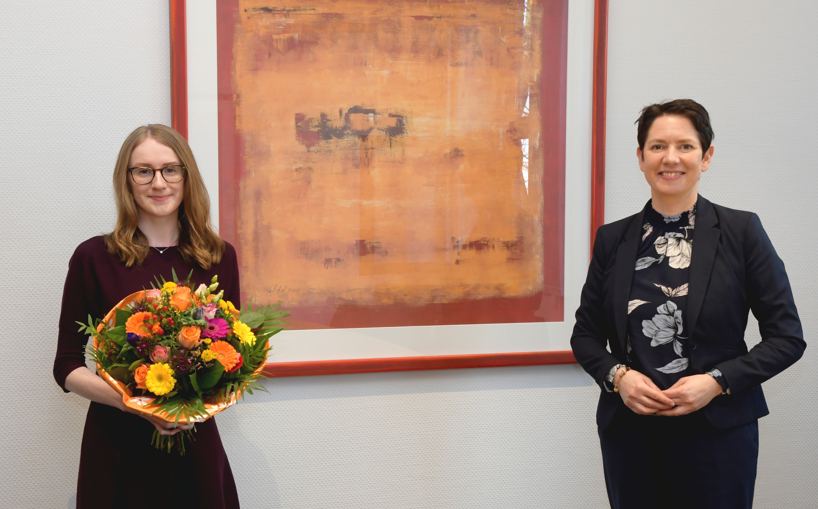 PM21-049-Landrätin Silke Gorißen gratuliert Vanessa Heinen zum Prüfungserfolg