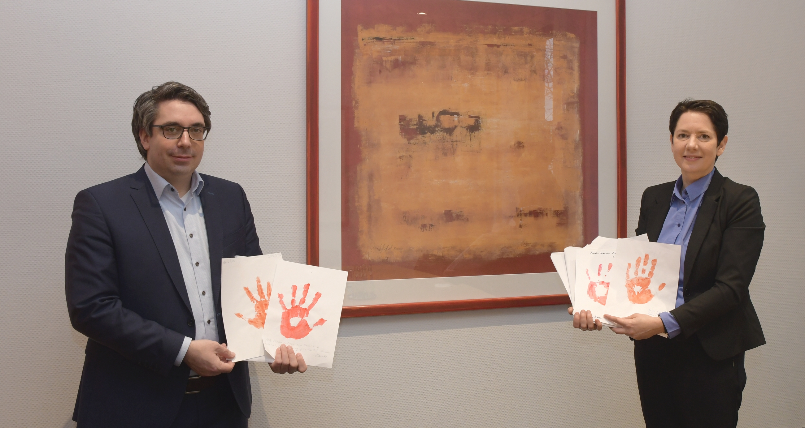 PM21-056-Landrätin Gorißen übergibt 260 rote Handabdrücke auf Papier an Stefan Rouenhoff, Mitglied des Bundestags 
