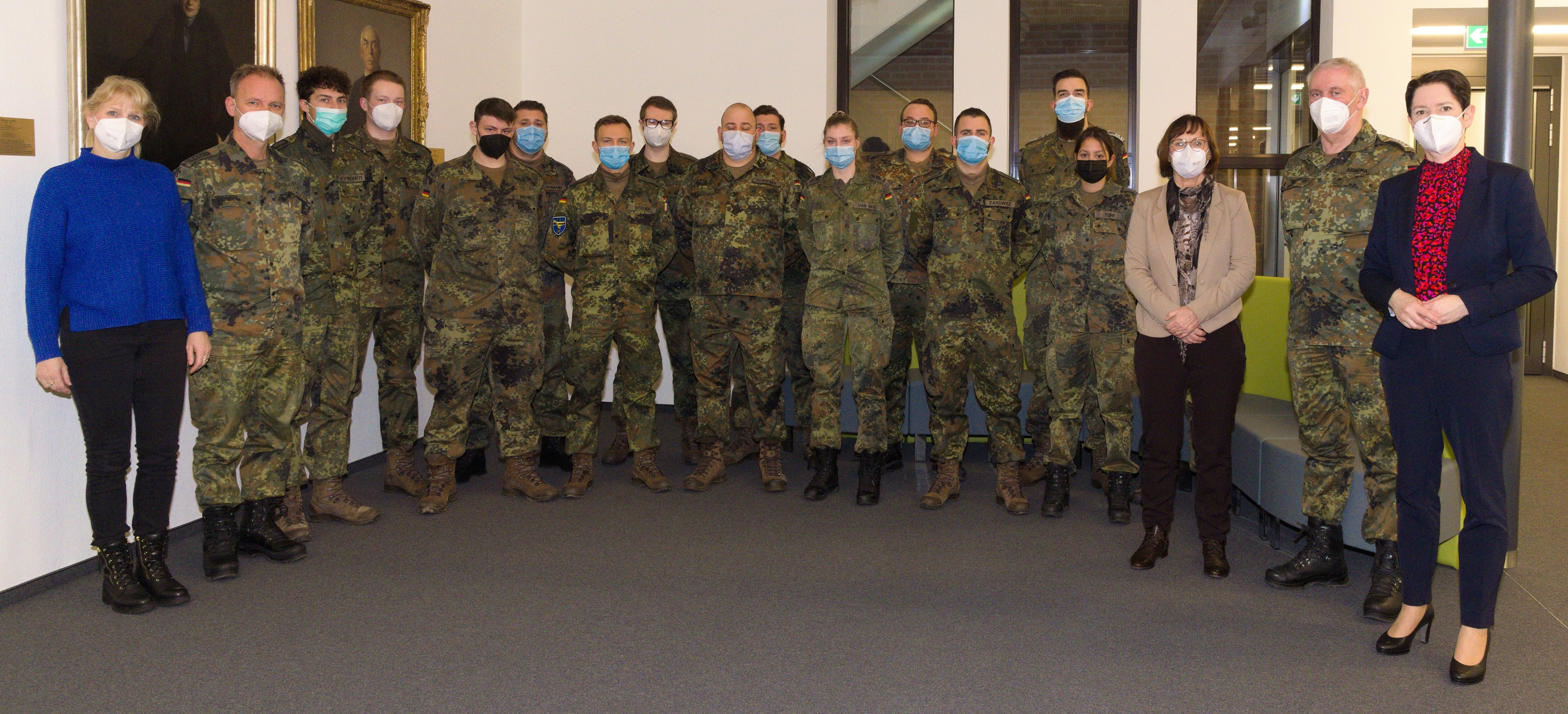 Landrätin Silke Gorißen (r.) begrüßte die 16 Soldatinnen und Soldaten der Bundeswehr im Klever Kreishaus. 