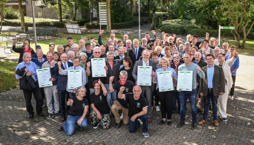 So sehen Siegerinnen und Sieger aus: Landrat Christoph Gerwers (Bildmitte) zeichnete beim Kreiswettbewerb „Unser Dorf hat Zukunft“ die Gold- und Silberdörfer aus. ©Kreis Kleve - Markus van Offern